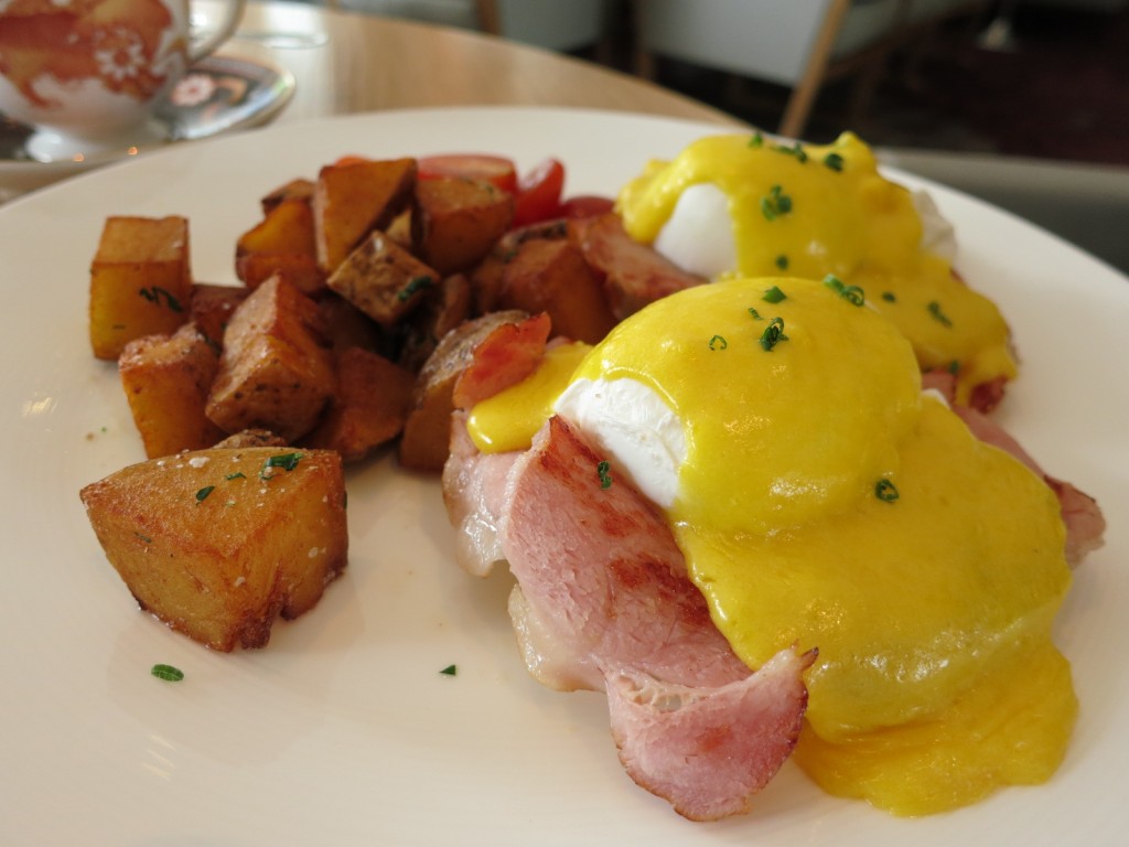 Classic Eggs Benedict Toasted English Muffin, Back Bacon, Poached Eggs, & Hollandaise Sauce
